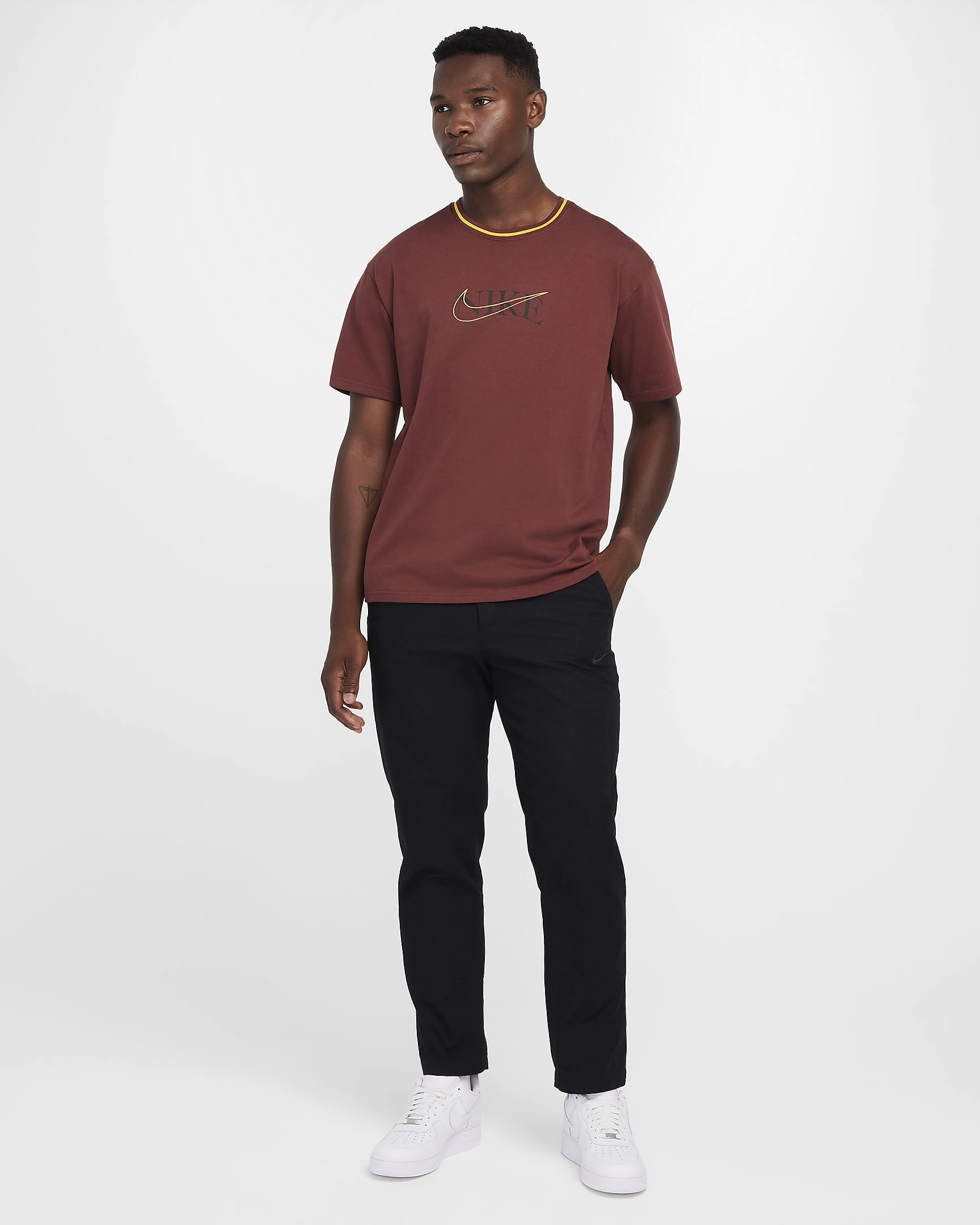 Nike Sportswear Max90 T-Shirt: Éadaí spóirt Nike, an Max90, do do stíl uathúil, dath agus compord ar fad.