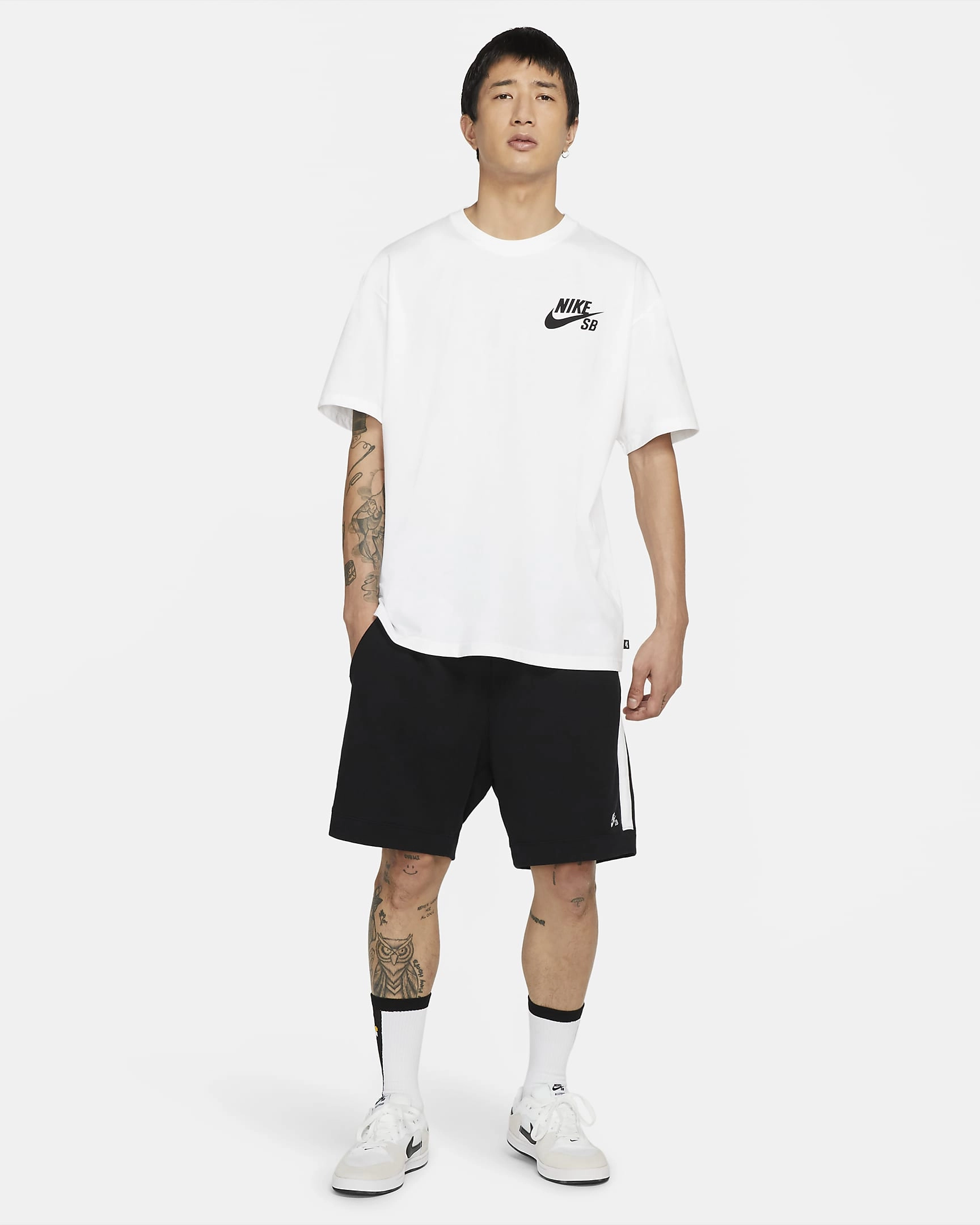 Nike SB Logo T-Shirt: Órtha na gCloch, An Spiorad Skate ar Do Chroí!
